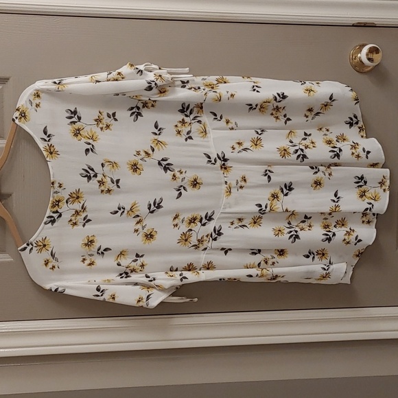 Women's Torrid Ivory Floral Short Sleeve Top Size 0 (12) - Picture 5 of 11